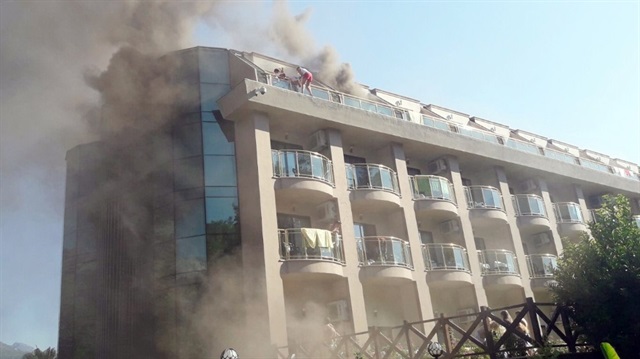 5 yıldızlı bir otelde çıkan yangında 400 tatilci itfaiye ekipleri tarafından tahliye edildi.