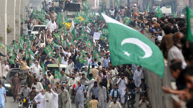 Pakistan'da Navaz Şerif'e destek gösterisi düzenledi