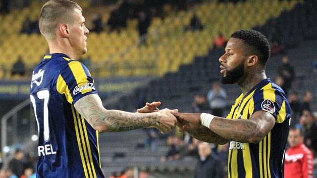 Geçtiğimiz sezonda Fenerbahçe forması giyen Hollandalı futbolcunun bu sezon Beşiktaş forması giyeceği belirtildi.