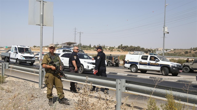 İsrail askerleri Batı Şeria'da otoyolu trafiğe kapattı