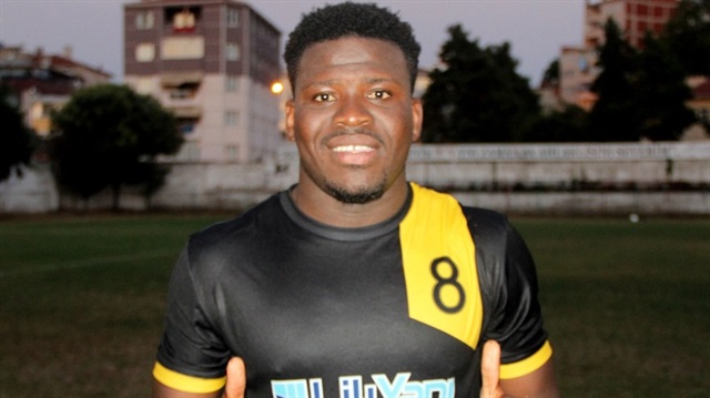 5 yıldır amatör takımlarda futbol oynayan Ganalı futbolcu Mohammed Sumaıla, Bursa’nın Mudanya ilçesinde düzenlenen futbol turnuvasında oynamak için köy takımı olan Yörükalispor’a transfer oldu.