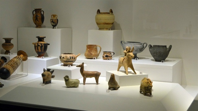 Çocuk oyuncuları Enez kazılarından çıkmıştır. M.Ö. 5’nci ve 6’ncı yüzyıla ait eserlerdir. 