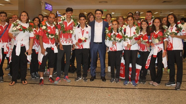 Macaristan’da 19 madalya kazanan milli takım kafilesi yurda döndü