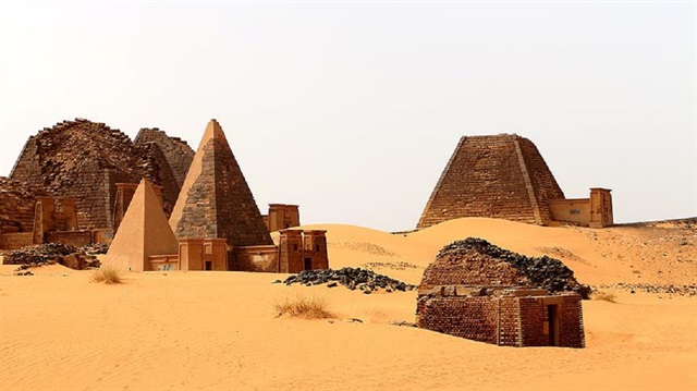 Çölün ortasında bulunan Meruvah antik kenti, 2011'de UNESCO tarafından korunmaya alınmasına rağmen beklediği ilgiyi bugüne kadar bir türlü bulamadı.