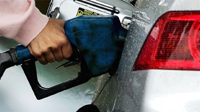 Benzin ve motorinin litre fiyatına bu gece yarısından geçerli olmak üzere 11 kuruş zam yapıldı.