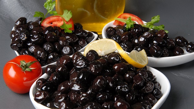 Türkiye'de, yaklaşık 13 milyon zeytin ağacı ile önemli zeytin ve zeytinyağı üretim merkezlerinden Edremit Körfezi'nde, bu sezon verimin yüksek olması bekleniyor.
