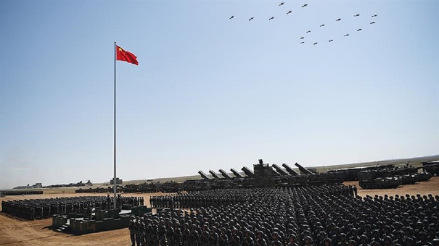 Çin askerleri askeri geçit töreni yaptı.