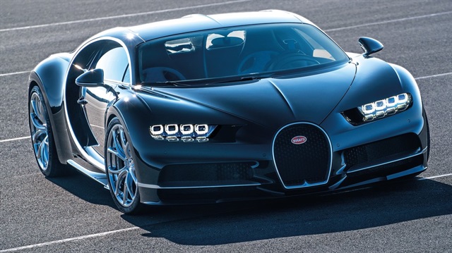 Özel üretilen Bugatti Chiron, 2,5 milyon dolardan satılıyor.