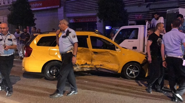 Bursa’da ticari taksi ile bir aracın çarpıştığı kazada 4 kişi yaralandı.