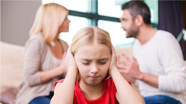 Aile içi şiddet uygulayanların büyük bölümü ana babaları arasındaki şiddete tanık olanlardan çıkıyor. Bu bireyler aynı zamanda kendi çocuklarına da daha çok öfke ve saldırganlık içeren davranışlar sergiliyor.