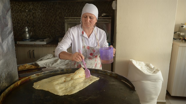 Üç çocuk annesi Türkan Özcan, çeşitli işlerde çalışıp biriktirdiği parayla bir yıl önce kent merkezinde yufka üretimi üzerine faaliyet gösteren iş yeri açtı.
