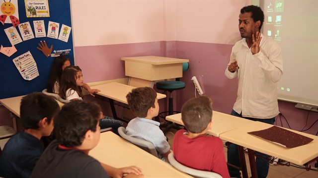 Yabancı öğrenciler, kentteki ortaokul öğrencilerine gönüllü İngilizce eğitimi veriyor.