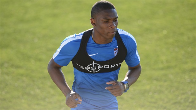 Trabzonspor'un Kolombiyalı futbolcusu Fabian Castillo, sakatlığı sebebiyle yaklaşık 1 ay sahalardan uzak kalacak.