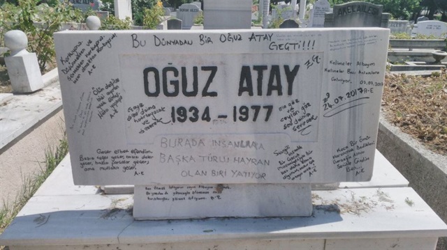 Oğuz Atay'ın Edirnekapı'da bulunan mezar taşına birçok yazı yazılmıştı.
