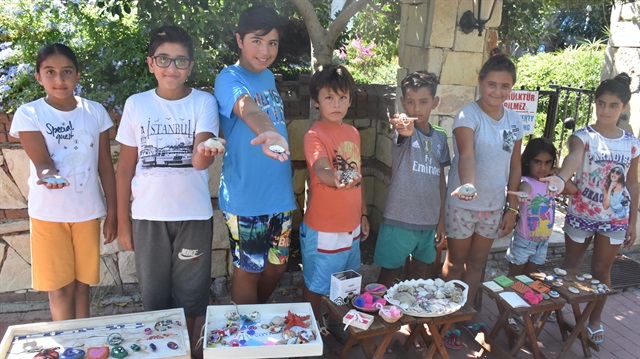 Yaklaşık bir haftadır Bitez sahilinde kurdukları stantta ürünlerini satan çocuklar, şimdiye kadar yaklaşık 500 lira kazanç elde etti.