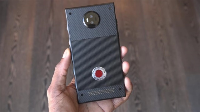​Profesyonel kameralar üreten RED'in yeni akıllı telefonu Hydrogen One.