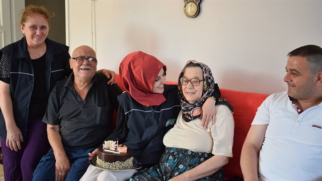  "Alo Evlat Hattı" ekipleri, 75 yaşındaki Yakup ve eşi 71 yaşındaki Nesibe Göl'e doğum günü sürprizi yaptı.