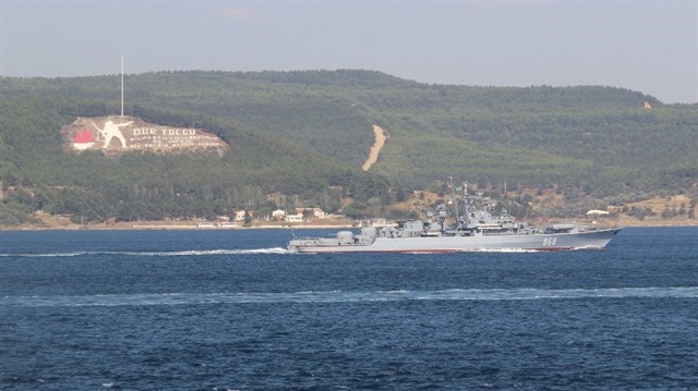 Rus savaş gemisine, Sahil Güvenlik unsurları eşlik etti. 