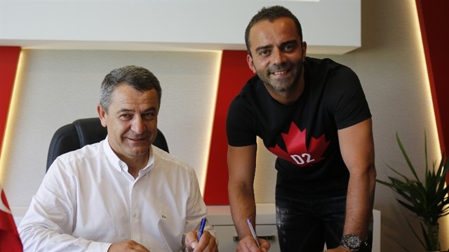 Semih Şentürk Eskişehirspor'la 1 yıllık sözleşme imzaladı.