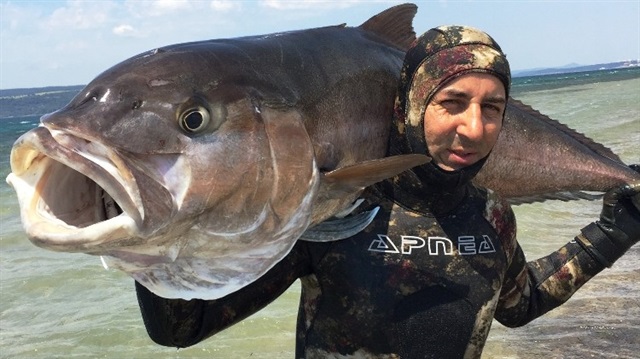 68 kiloluk balıkla poz veren Müjdat Turan, Türkiye rekorunu kırmış oldu.