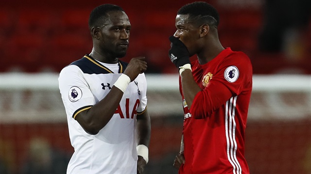 Moussa Sissoko, Manchester United'lı Paul Pogba ile konuşurken.