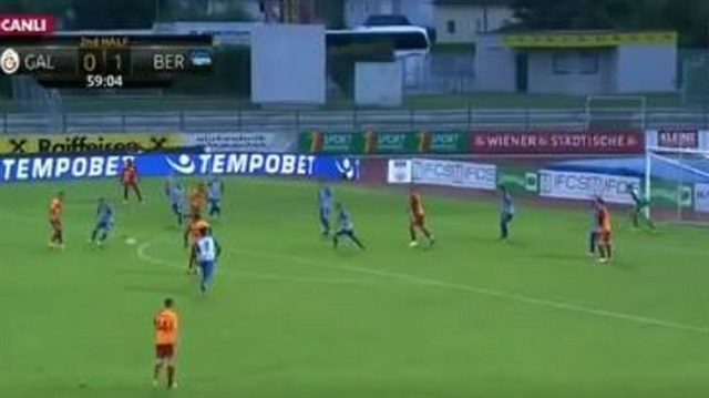 Galatasaraylı futbolcu Eren Derdiyok, Hertha Berlin maçında şık bir gole imza attı.