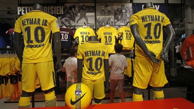 Barcelona'dan PSG'ye transfer olan Neymar'ın 10 numaralı formaları Paris'te 'yok' satıyor.