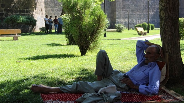 Diyarbakır'da sıcaktan bunalan vatandaşlar Surların gölgesinde dinlendi. 