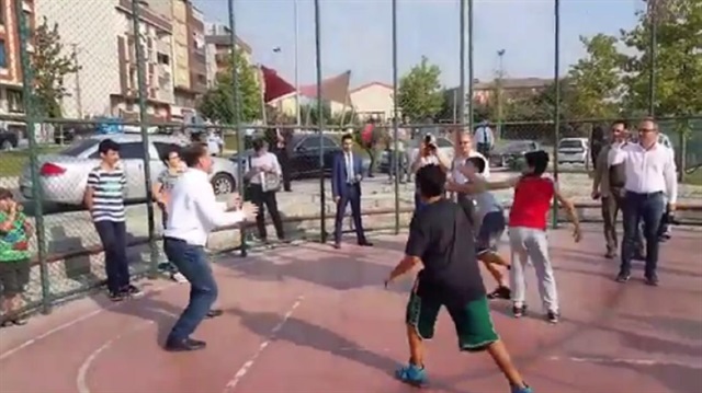 Gençlik ve Spor Bakanı Bak, çocuklarla basketbol maçı yaptı.