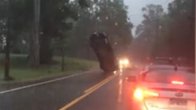 Fırtınalı havada asılı kalan araba görenleri şaşkına çevirdi
