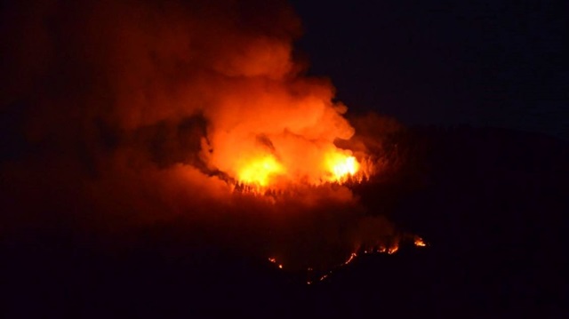 Erzurum'daki yangına Yangına, 4 kilometrelik yol açılarak güçlükle müdahale edildi.