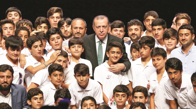 Erdoğan, kursa katılan öğrencilerle hatıra fotoğrafı çektirdi.