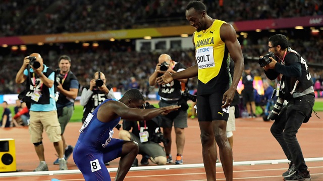 Amerikalı atlet Gatlin, Usain Bolt'un son 100 metre yarışında rakibine saygısını bu şekilde gösterdi.