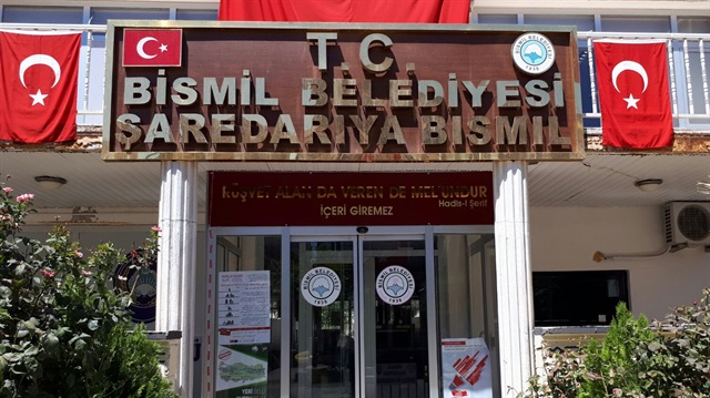 Bismil Belediyesince, binalarının giriş kapısına 'Rüşvet alan da veren de melundur' yazıldı.