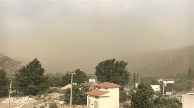 İzmir'in Selçuk ilçesi toz bulutu altında