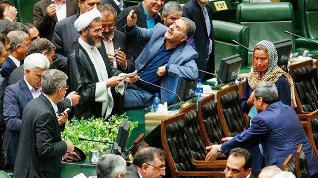 AB Yüksek Temsilcisi Mogherini, İranlı vekillerle fotoğraf çektirdi.