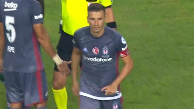 Beşiktaş-Konyaspor maçında sahaya çakı atıldı. 