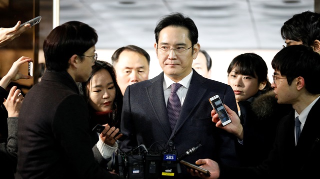 Samsung Group chief, Jay Y. Lee, is surrounded by media as he arrives at the Seoul Central District Court in Seoul, South Korea, January 18, 2017.
