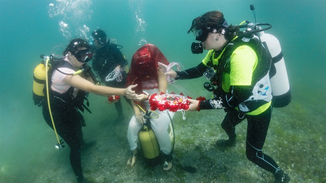 Beylikdüzü'nde kulübün bulunduğu yerde tüplü dalış yapan Seyhan Acar ve arkadaşları, su altında eğlendi.