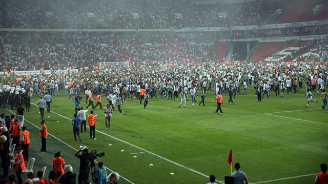 Beşiktaş-Konyaspor maçının bitimiyle birlikte yeşil beyazlı taraftarlar sahaya girmiş bunun üzerine siyah beyazlı bazı taraftarlar da aşağıya inmişti.