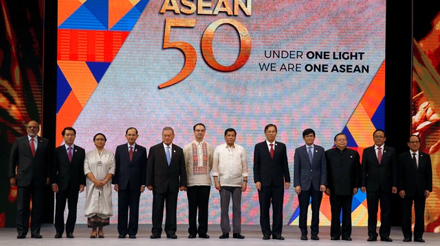 Filipinler Devlet Başkanı Duerte, ASEAN Dışişleri Bakanları ile bir araya geldi.