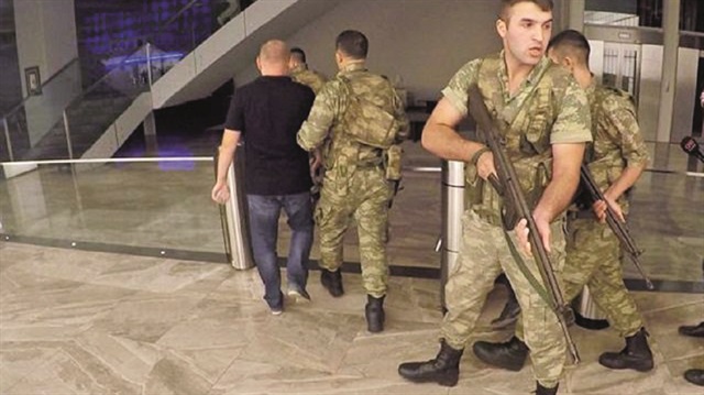 CNN Türk ve Hürriyet'i  basan, yayını engelleyen  askerler, güvenlik amaçlı  görev yaptıklarını iddia etti.