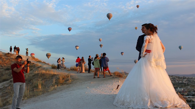 Kapadokya, gökyüzünü renklendiren sıcak hava balonlarının oluşturduğu manzarasıyla, düğün fotoğrafı çektirmek isteyen çiftlerin gözdesi haline geldi.