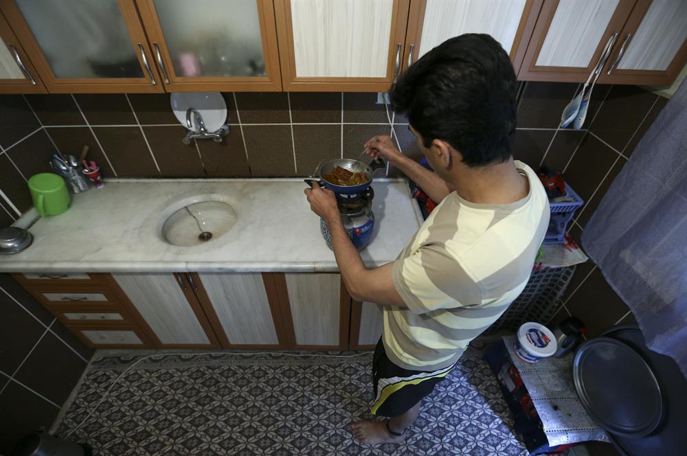 Elektronik Kelepceyle 90 Metrekarelik Evde Yasiyor