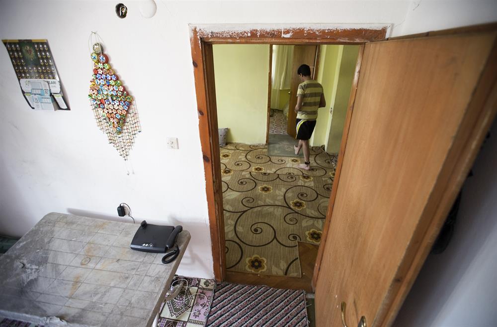 elektronik kelepceyle 90 metrekarelik evde yasiyor