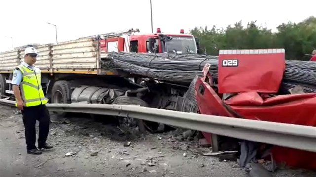 Kaza sonrası TIR'daki demirler yola döküldü. 