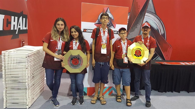 Antalyalı öğrencilerin oluşturduğu robot takımının projeleri Robot Challenge 2017 Çin Pekin’de “Free Style” kategorisinde yarıştı.