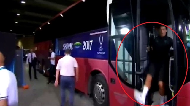Ronaldo, otobüsten inerken düşeyazdı.