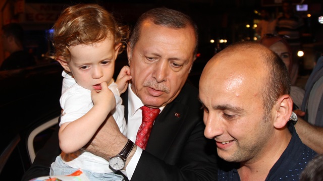 Cumhurbaşkanı Erdoğan, çocuklara çikolata alıp oyuncak dağıttı.