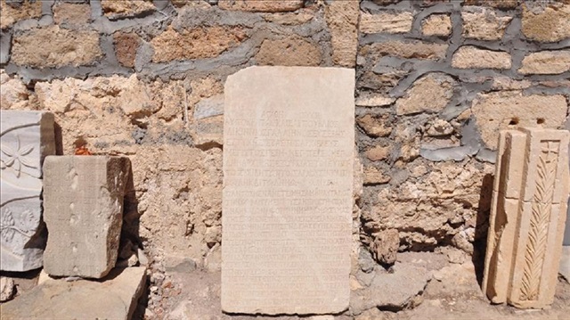 Roma İmparatoru Gallienus'a ait olduğu ve milattan sonra 266-267 yıllarında yazıldığı belirlenen mektup, yapılan işlemlerin ardından Side Müzesinin açık sergi bölümünde sergilenmeye başlandı.